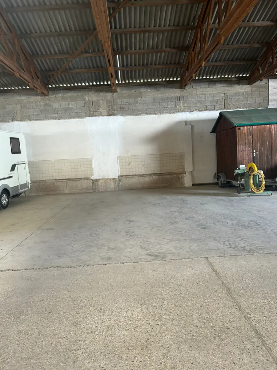 Überdachte Stellplätze in sicherer Halle - ideal für Auto, Wohnwagen, Anhänger & mehr! - Ansicht 2