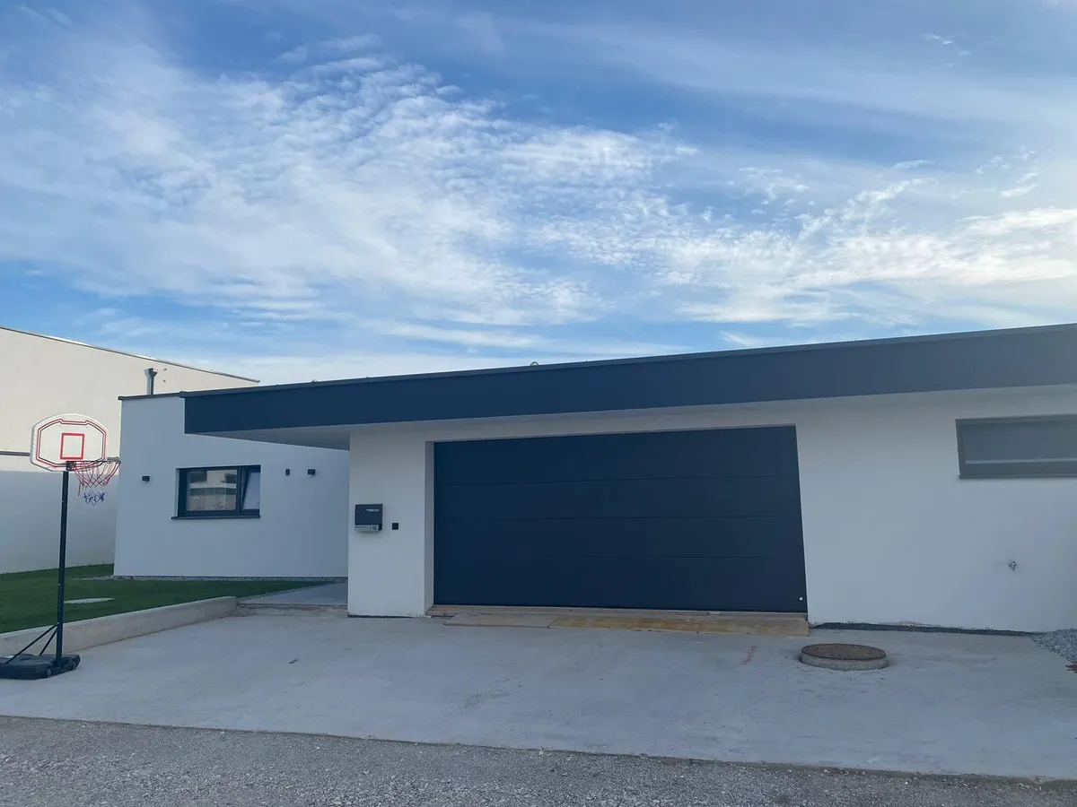 Luxusbungalow mit Pool, loxonegesteuert, Doppelgarage, 3 Meter Raumhöhr - Ansicht 2
