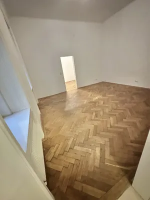 Unbefristete, nicht zentralbegehbare 2 Zimmer Stilaltbau- Wohnung nächst Urania nur 3 Gehminuten vom 1. Wiener Bezirk entfernt – Bild 2