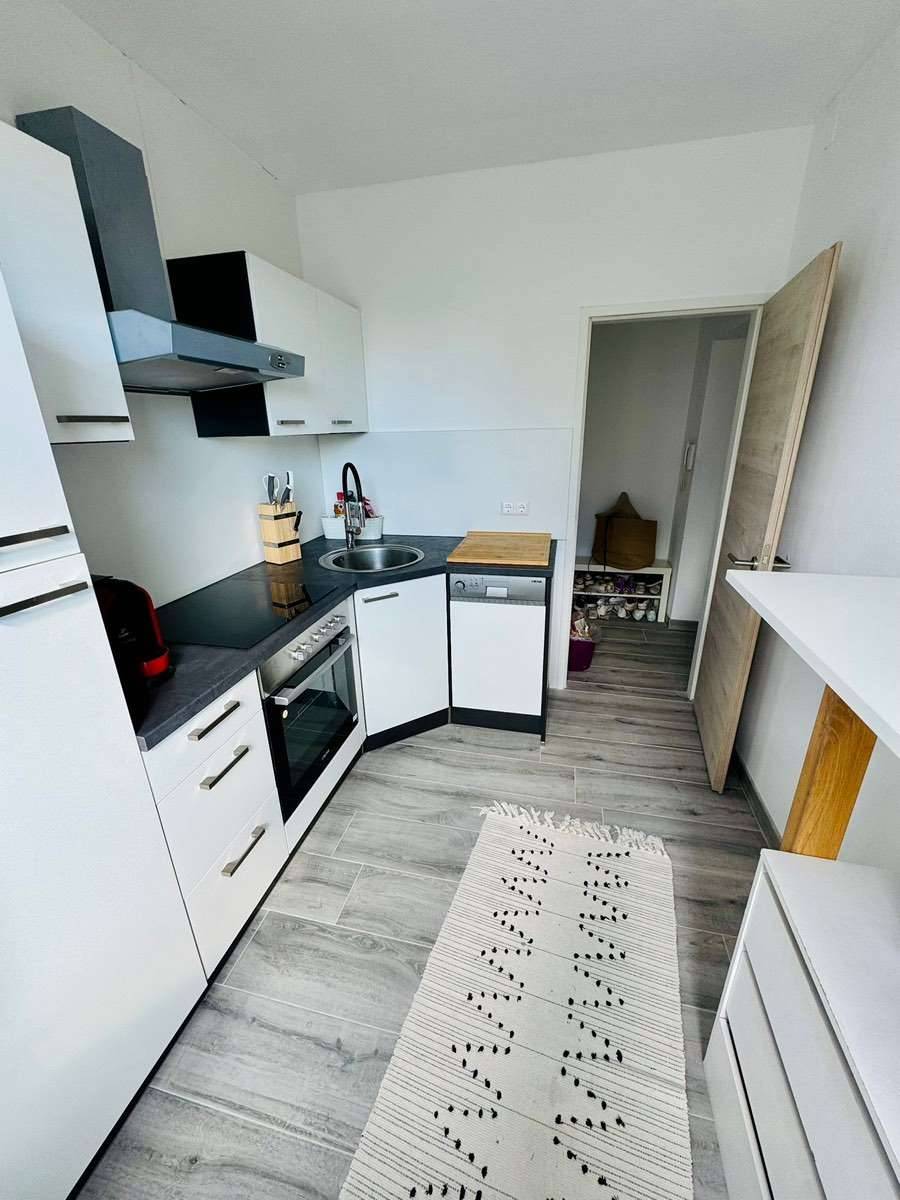 Neu renovierte 2 Zimmer Wohnung (möbliert)
