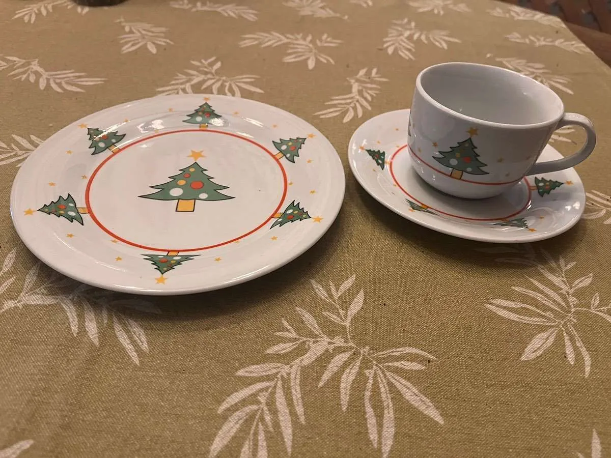 Weihnachts-Kaffeeservice je 24 Stk., € 22,- (4812 Pinsdorf)