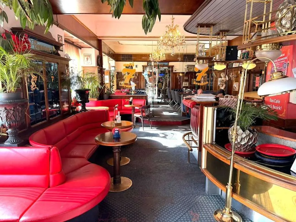 Kult-Lokal mit Geschichte: Traditionelles Wiener Kaffeehaus & Restaurant mit Schanigarten in Toplage - 1050 Wien - Widok 2