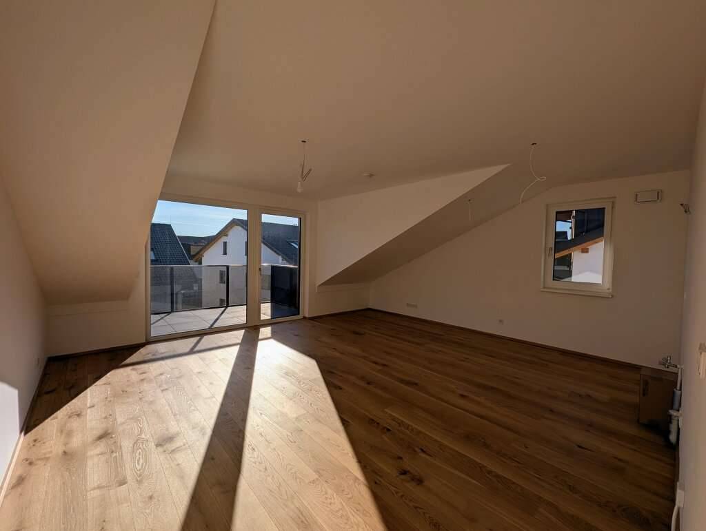 Charmante 4 Zimmer-Dachgeschoss-Erstbezugs-Wohnung mit Balkon im Ortzentrum von Hallwang! - Ansicht 3