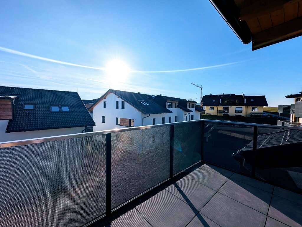 Charmante 4 Zimmer-Dachgeschoss-Erstbezugs-Wohnung mit Balkon im Ortzentrum von Hallwang! - Ansicht 2