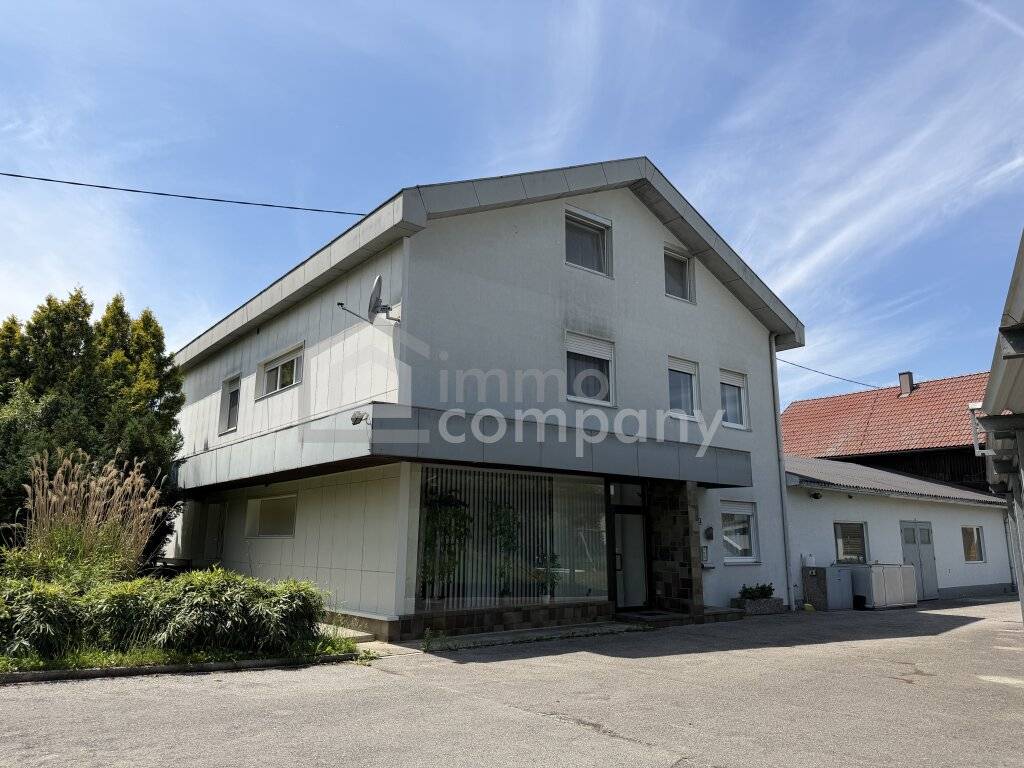 Wohnen und Arbeiten an einem Ort - Großflächiges Zweifamilienhaus in Pichl bei Wels! - Ansicht 2