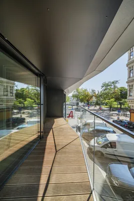 Design-Juwel im 1. Bezirk: Komplett möblierte 2-Zimmer-Wohnung mit privater Loggia – Bild 2