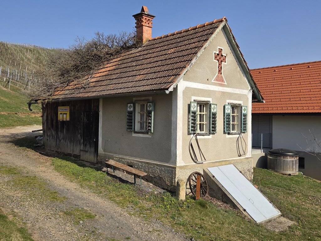 Modernes und neuwertiges Wohnhaus mit Eck- Terrasse und Vollkeller samt weiterem Uralt- Kellerstöckl mit Zu und Umbaugenehmigung - Ansicht 2