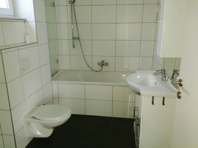 (reserviert) 2,5 Zimmer Wohnung mit KfZ Stellplatz 260m von U1 – Bild 3