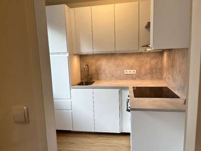 Sanierte Garconniere mit Loggia in ruhiger Seitenstraße, optional möbliert