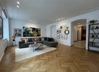 LAURENZERBERG: EXKLUSIVE 4 ZIMMER-WOHNUNG (STILALTBAU) MIT MARMORBAD/SAUNA UND TERRASSE IM INNENHOF – Bild 2
