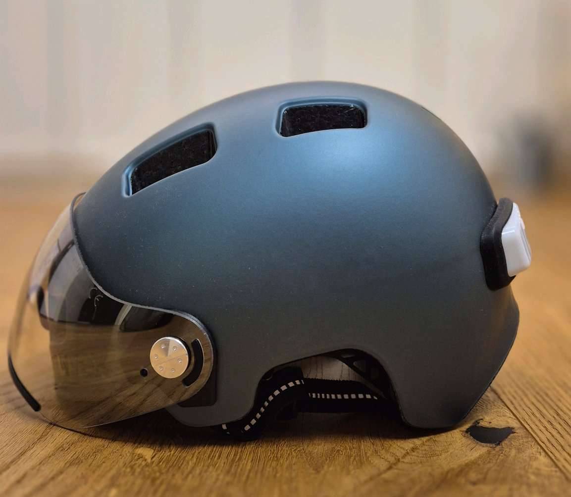UVEX Fahrradhelm mit Visier und Licht,  120,- (6911 Lochau) - willhaben