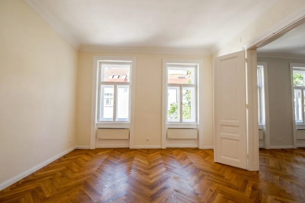 Erstbezug - Exklusive Altbauwohnung mit 125 m² Dachterrasse und Garage im Servitenviertel - Ansicht 3