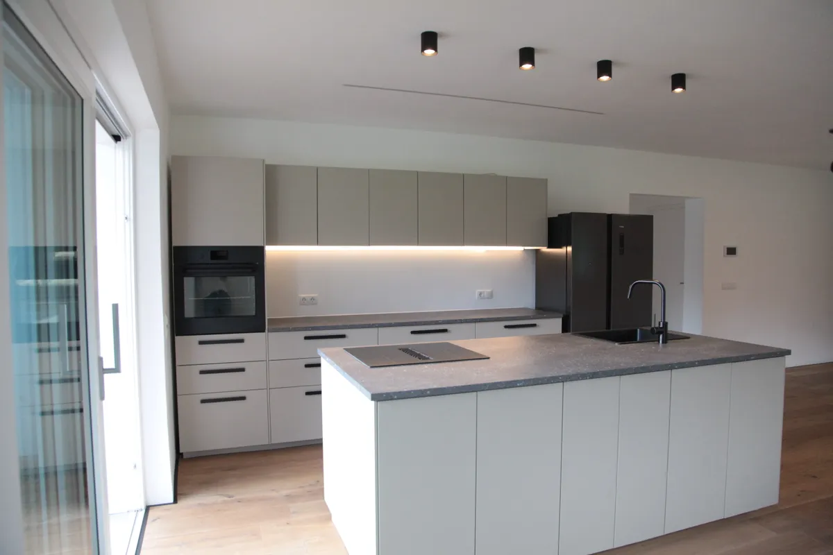 Moderne 4-Zimmer-Wohnung mit großem Balkon, offener Küche und Abstellplatz - Ansicht 3