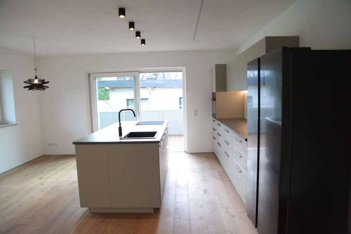 Moderne 4-Zimmer-Wohnung mit großem Balkon, offener Küche und Abstellplatz - Ansicht 2