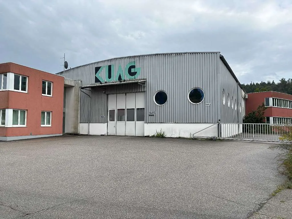 Montagehallen / Lagerhallen mit Büroflächen, Freiflächen und Lackieranlage, Pucking