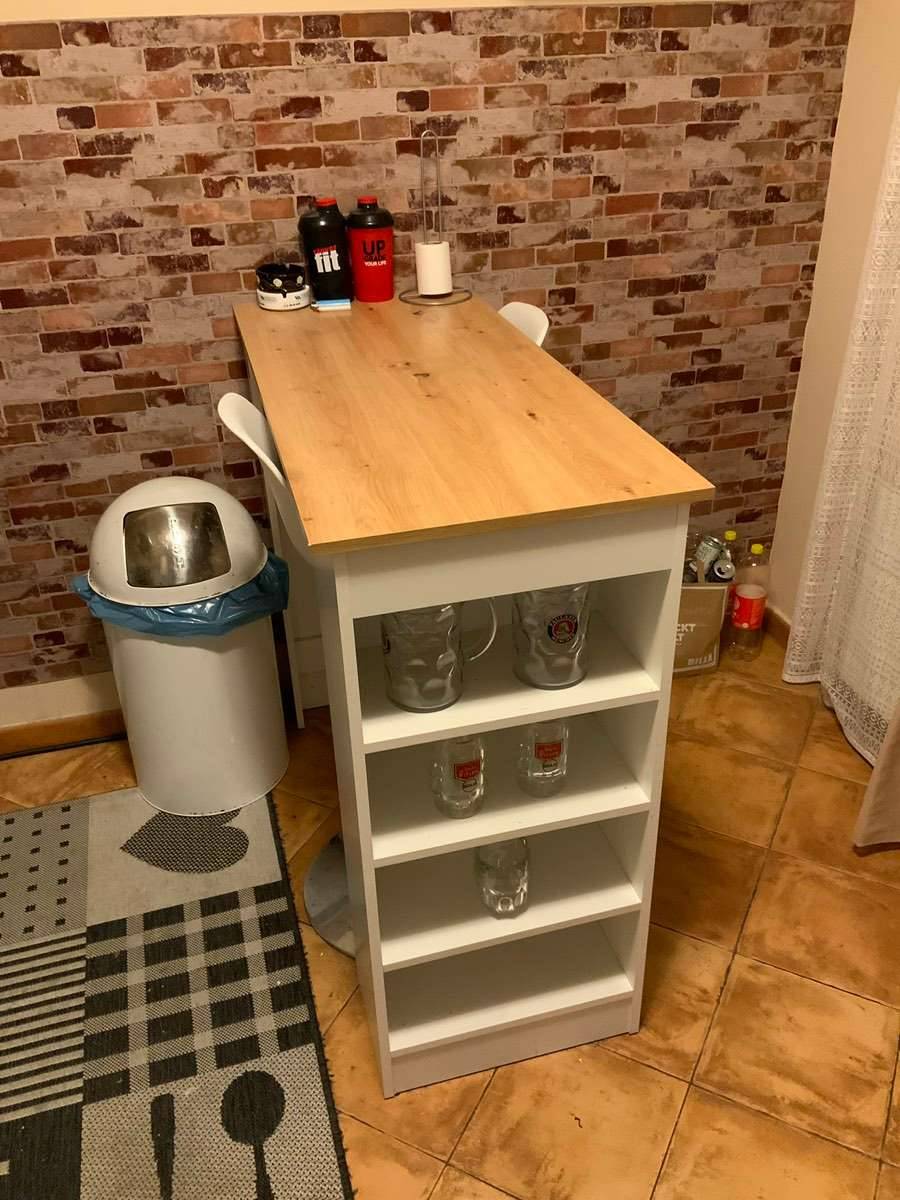 Bartisch mit Barhocker
