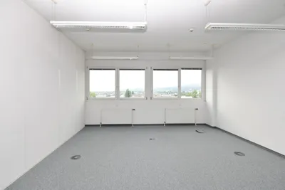 Gewerbeimmobilie mieten in Mödling – 1 000 m², € 11