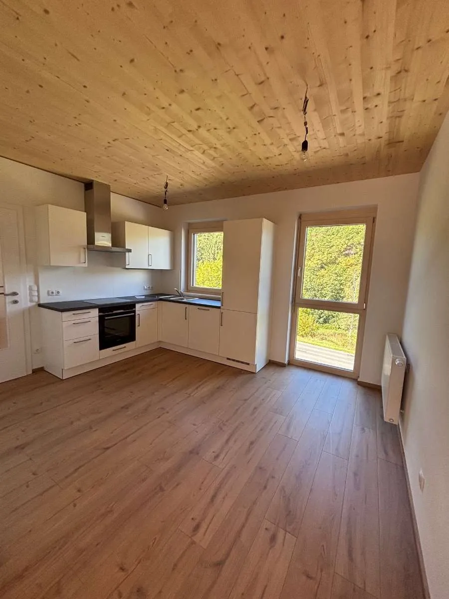 ERSTBEZUG - Moderne 3-Zimmer-Wohnung im Landhausstil mit Balkon - Tierpark & Badesee in der Nähe - geförderte Miete - 3 Zimmer - Ansicht 2