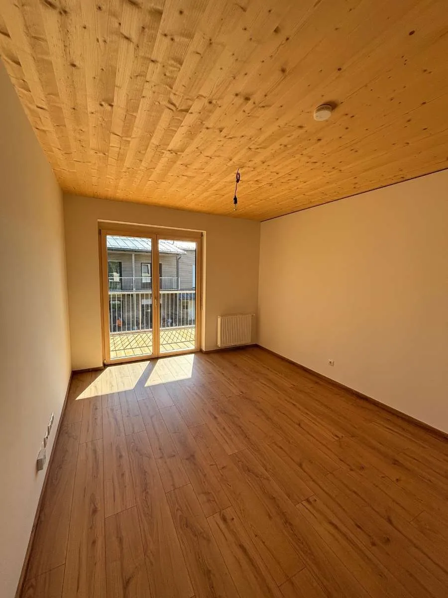 ERSTBEZUG - Moderne 3-Zimmer-Wohnung im Landhausstil mit Balkon - Tierpark & Badesee in der Nähe - geförderte Miete - 3 Zimmer - Ansicht 3