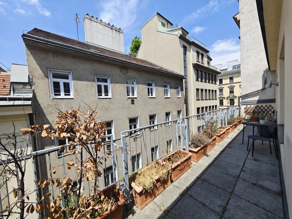 Helle Wohnung mit 24 m² Terrasse in zentraler Lage - Widok 3
