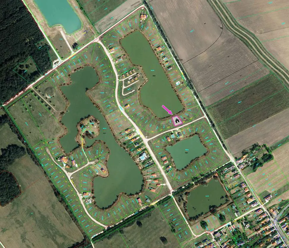 Handbehauenes, halbfertiges Wohnhaus/Ferienhaus aus Baumstämmen direkt am Teich zu verkaufen - Ansicht 3