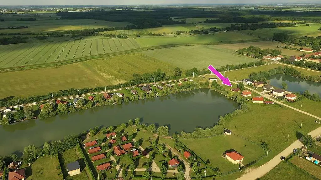 Handbehauenes, halbfertiges Wohnhaus/Ferienhaus aus Baumstämmen direkt am Teich zu verkaufen - Ansicht 2
