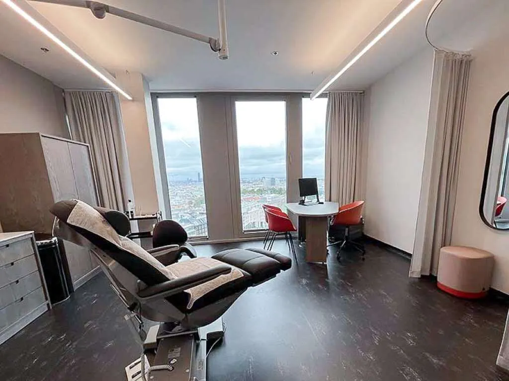 MEDIZINISCHE ELEGANZ ÜBER DEN DÄCHERN WIENS: ORDINATION MIT 6-7 PRAXISRÄUMEN IM ICON VIENNA IM 15. STOCK AM HAUPTBAHNHOF - Ansicht 3