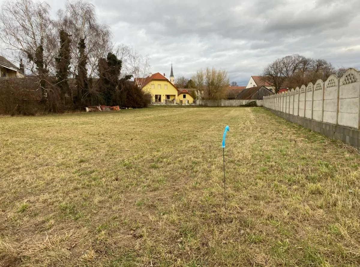 Sonniges Baugrundstück 690 m² | kein Bauzwang | Anschlüsse an Grundstücksgrenze - Ansicht 2