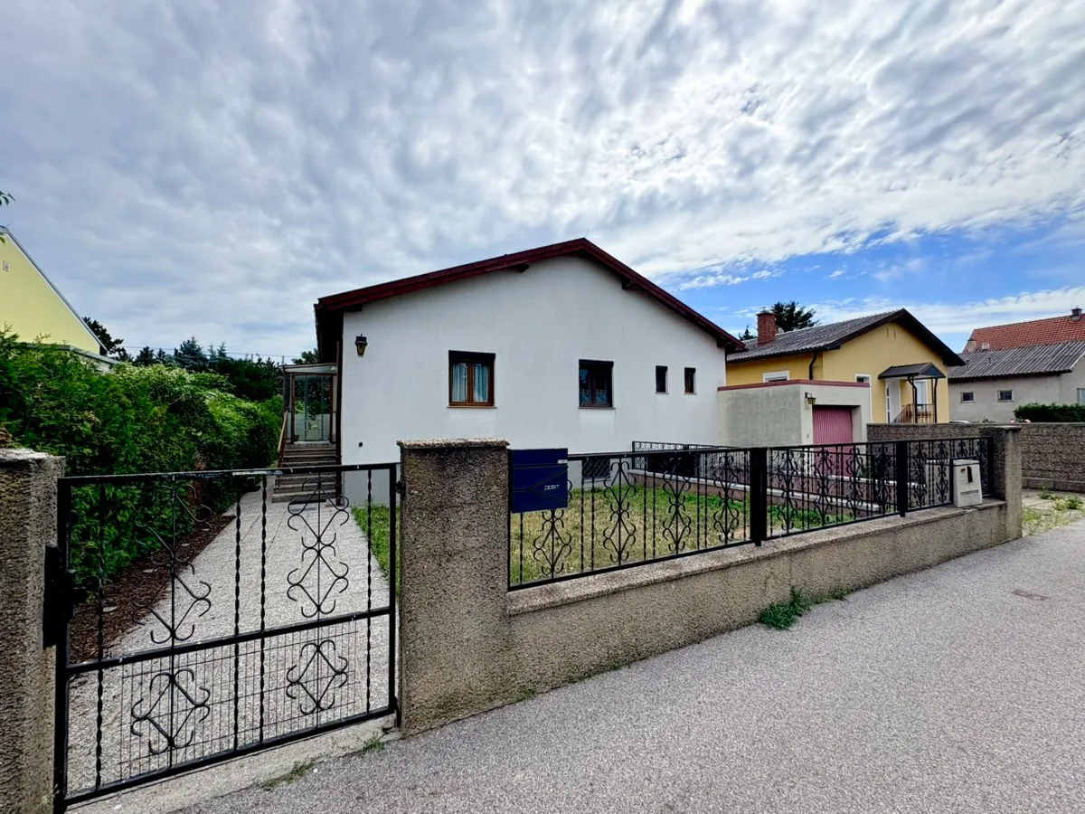 Wohnidylle in Wiener Neudorf - Bungalow mit 1.110 m² Garten, Poolanlage und Doppelgarage - Ansicht 2