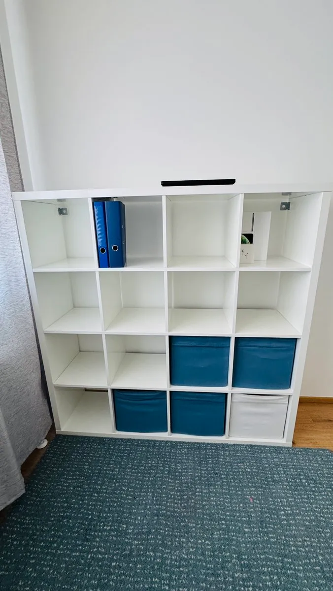 Ikea Kallax Regal Hochglanz, € 40,- (6063 Rum)