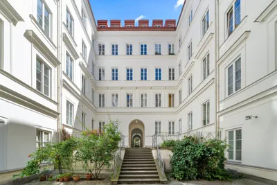 ERSTBEZUG NACH SANIERUNG - 2,5-Zimmer-Altbauwohnung mit neuer Küche im ADLERHOF