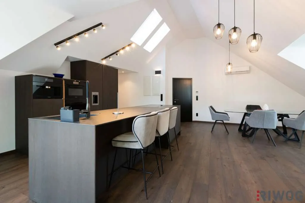 Luxus-Dachgeschoss 133,81 m² mit Terrasse, Designer-Inselküche & Spa-Bad - Weinbergblick + Poolnutzung - Voll möbliert - Ansicht 3