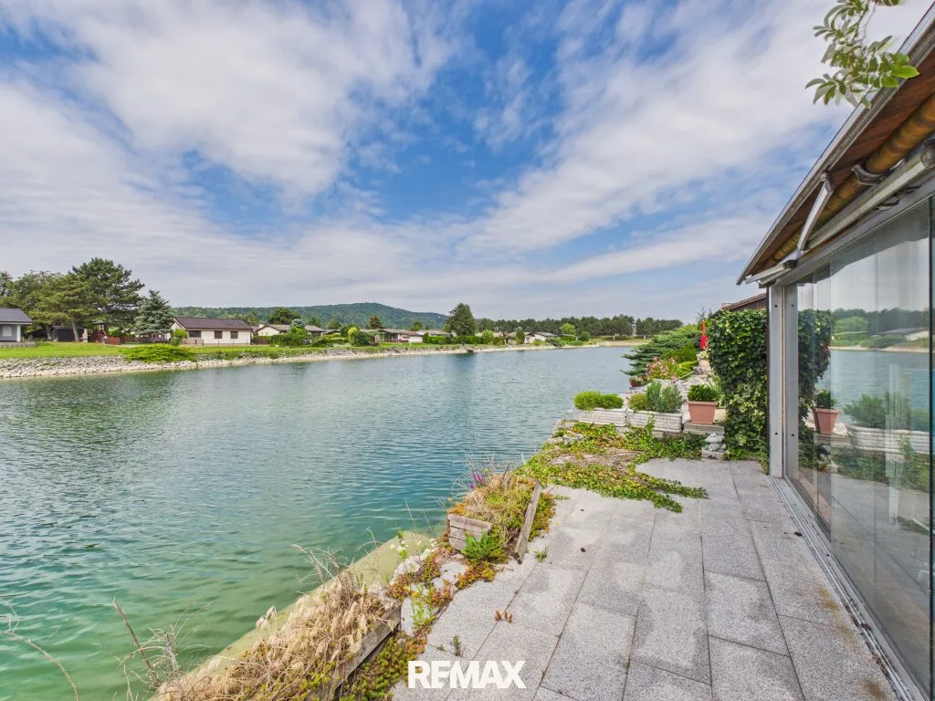 Sanierungsbedürftiger Seebungalow direkt am Wasser, Berg