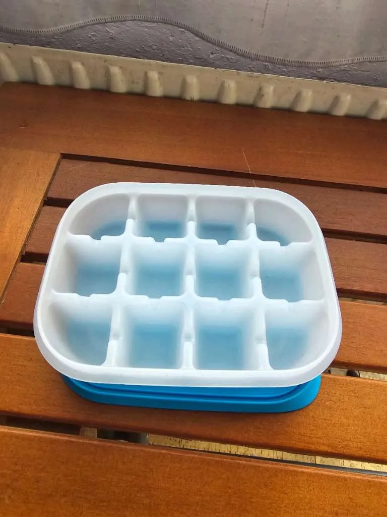 Tupperware Eiswürfelbehälter, € 8,- (5211 Lengau)