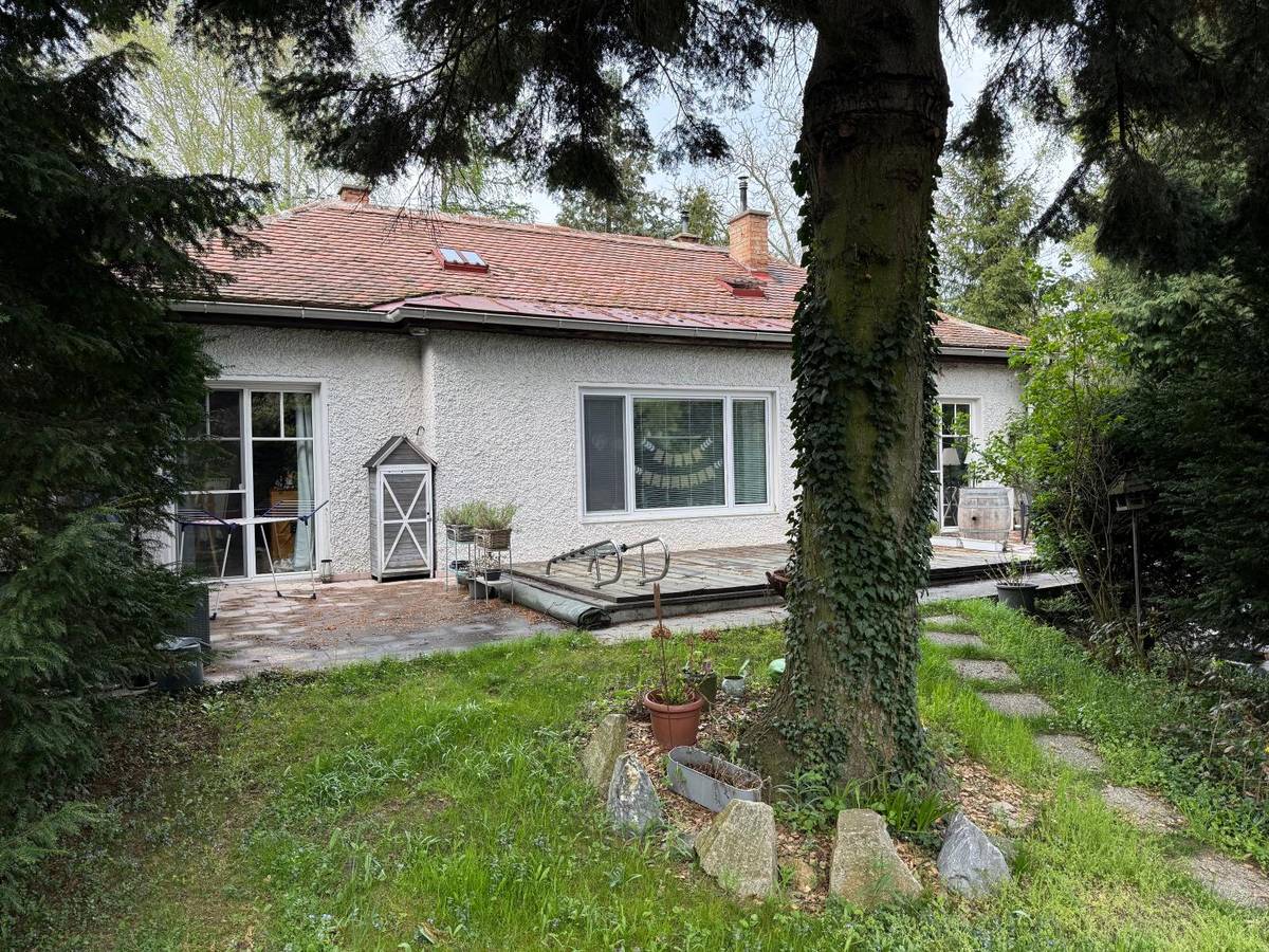TEILUNTERKELLERTER BUNGALOW MIT POOL UND SCHÖNEM GRÜNBLICK – pohled 3