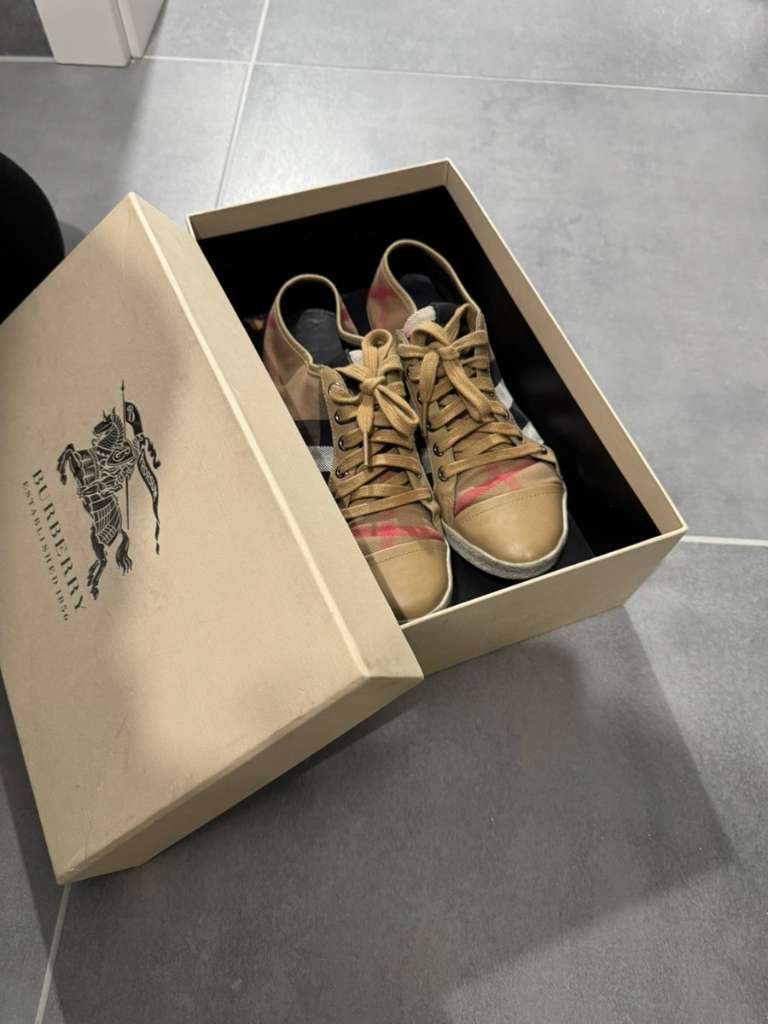 Store Burberry sneakers