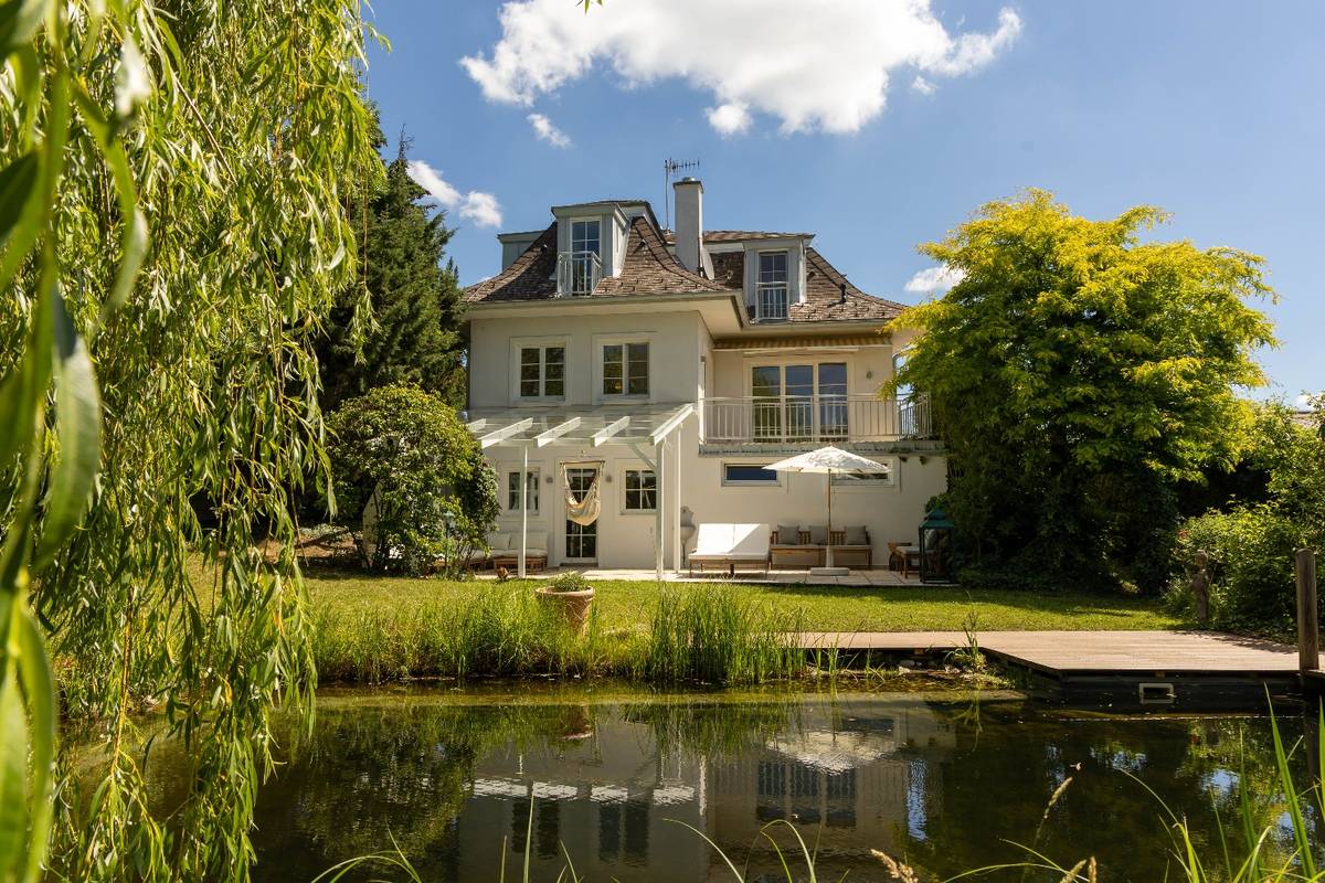 Green Hideaway in Salmannsdorf - gepflegte Luxusvilla mit Schwimmbiotop (2026) + Zweiter Einfamilienhaus Bauplatz am Grundstück - nahe American International School, Wien