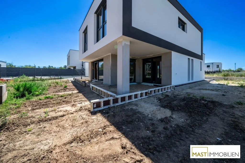Neubau in Strasshof! Belagsfertiges Einfamilienhaus mit 149 m² Wohnfläche, Terrasse & 2 PKW-Stellplätzen - zentrale Lage nahe Wien - Ansicht 3
