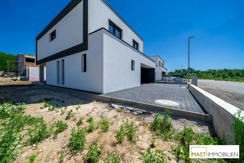 Neubau in Strasshof! Belagsfertiges Einfamilienhaus mit 149 m² Wohnfläche, Terrasse & 2 PKW-Stellplätzen - zentrale Lage nahe Wien - Ansicht 2