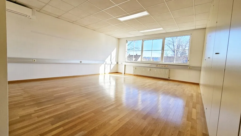 Großzügiges, helles Büro Nähe Stadthalle mit Parkplätzen und großer Terrasse - Ansicht 2