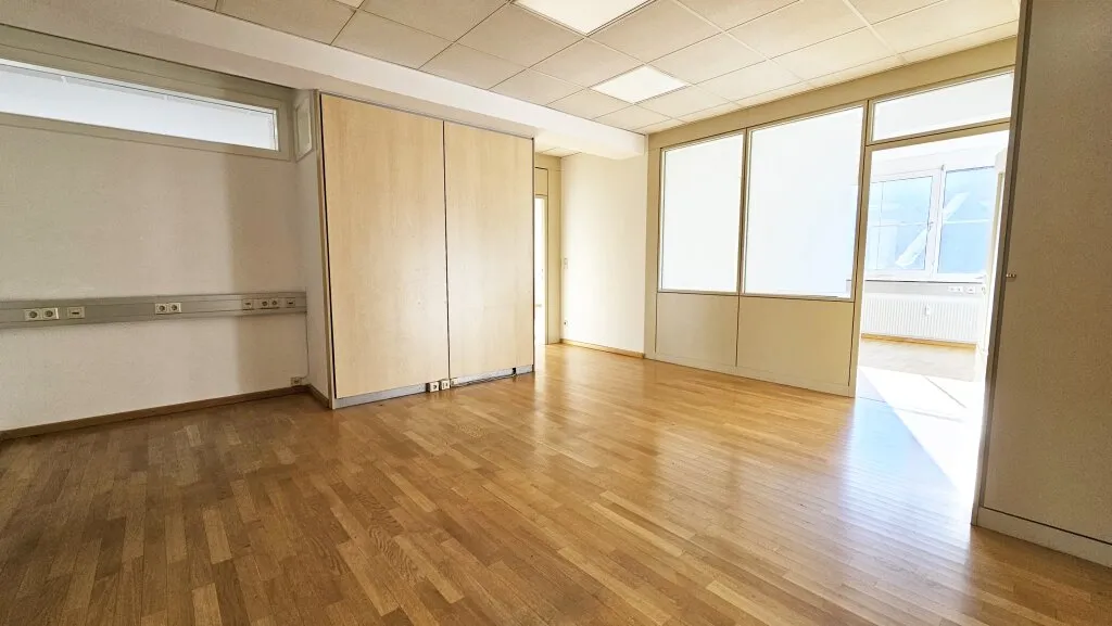 Großzügiges, helles Büro Nähe Stadthalle mit Parkplätzen und großer Terrasse - Ansicht 3