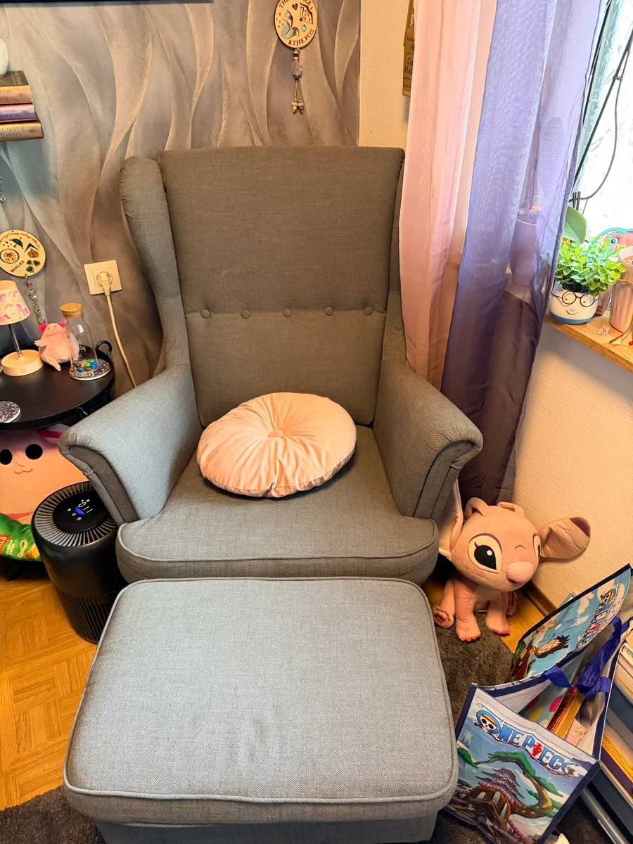Strandmon/ Ohrensessel Ikea mit Hocker, € 180,- (8770 Sankt Michael in Obersteiermark)