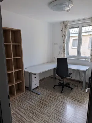 Helle 4-Zimmer-Wohnung mit Lift, Blick in begrünten Innenhof - nahe Bahnhof Liesing – Bild 3