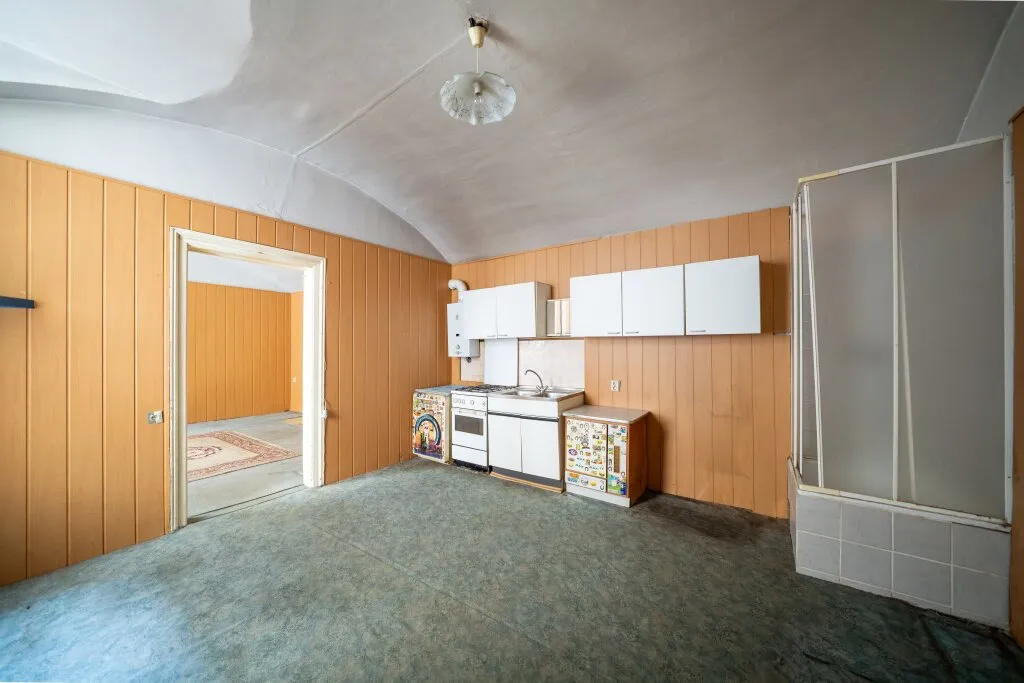 Sanierungsbedürftige Wohnung mit freiem Mietzins nahe Innenstadt und Wien Mitte - Ansicht 2