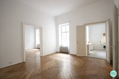 KLASSISCHE ALTBAUWOHNUNG IN KLEINEM PALAIS