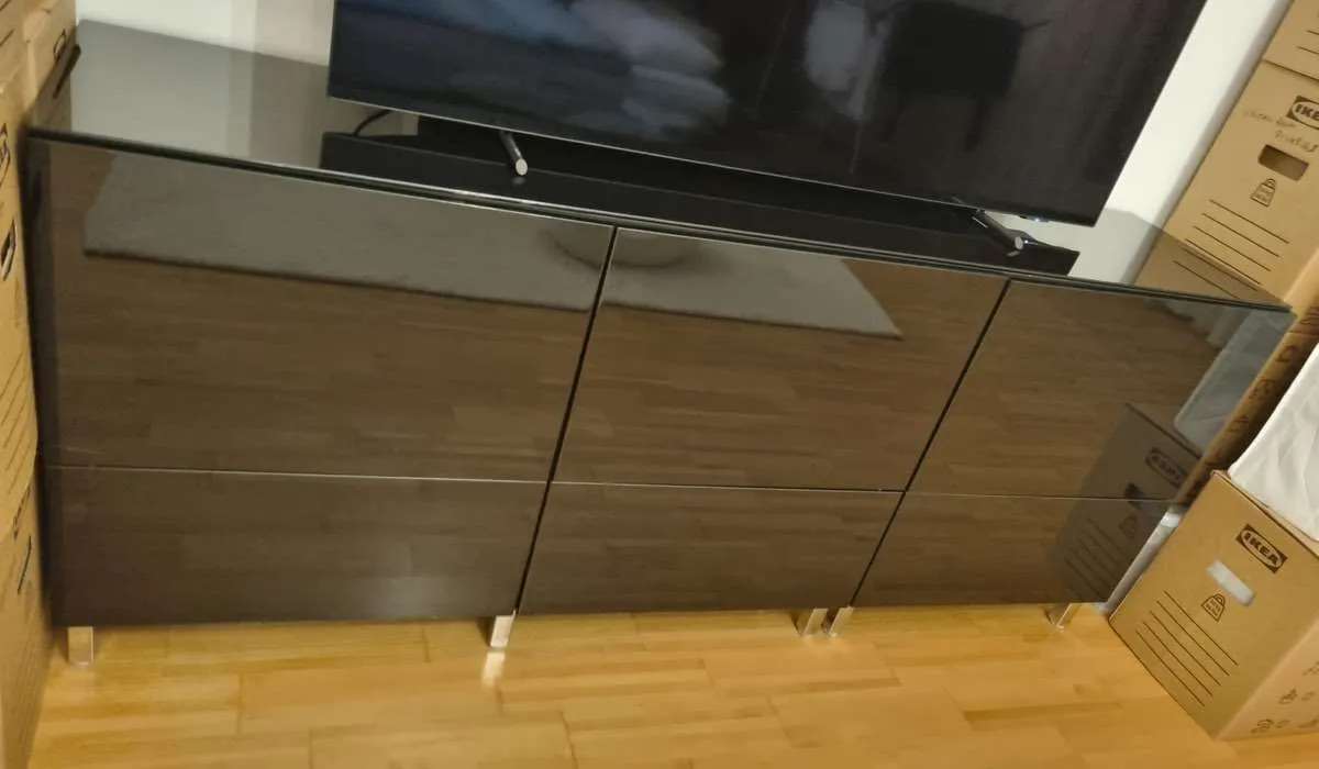 IKEA Sideboard Schwarz Hochglanz - edle Optik & Glasplatte, € 25,- (1060 Wien)