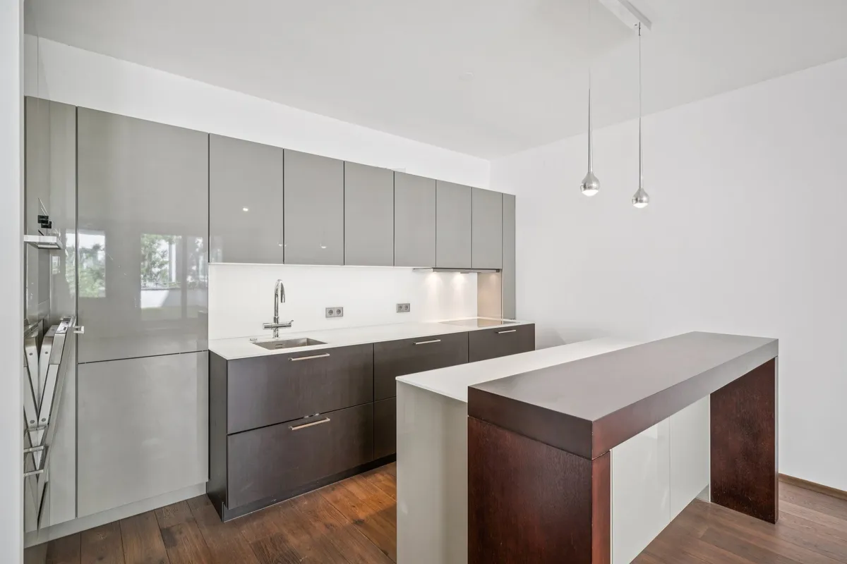 Exklusive 4-Zimmer-Wohnung mit Terrasse und Garagenplatz – pohled 3