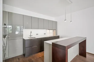Exklusive 4-Zimmer-Wohnung mit Terrasse und Garagenplatz – Bild 3