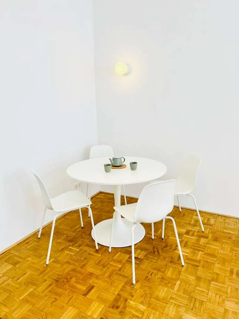 Design-Altbau All-in | Charmante 2-Zimmer Wohnung | Flexibles Zeitwohnen bis 6 Monate – pohled 2