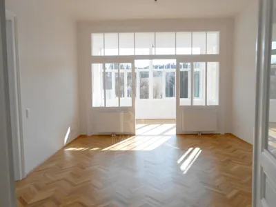 WUNDERSCHÖNE ALTBAUWOHNUNG mit Balkon und Gartenmitbenützung – Bild 2
